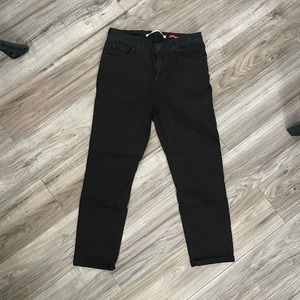 Celebrity pink stretchy Capri pant